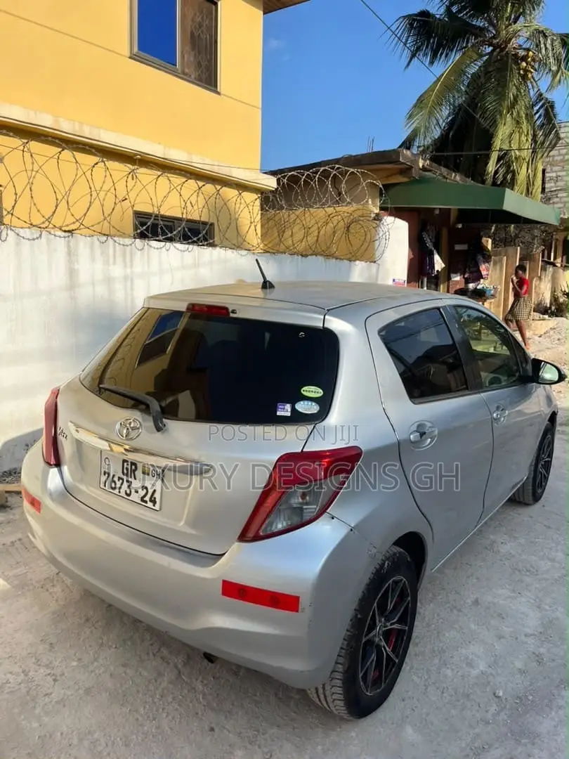 Toyota Vitz 2012 Silver