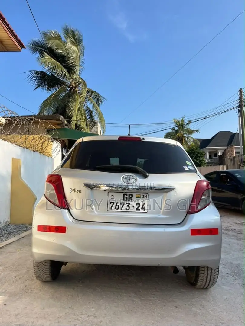 Toyota Vitz 2012 Silver