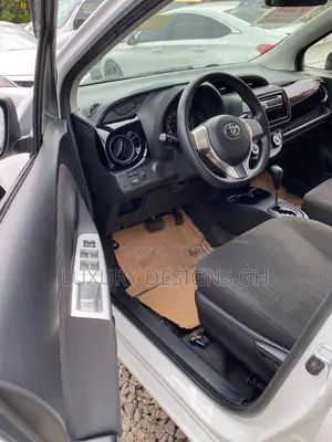 Toyota Vitz 2015 White