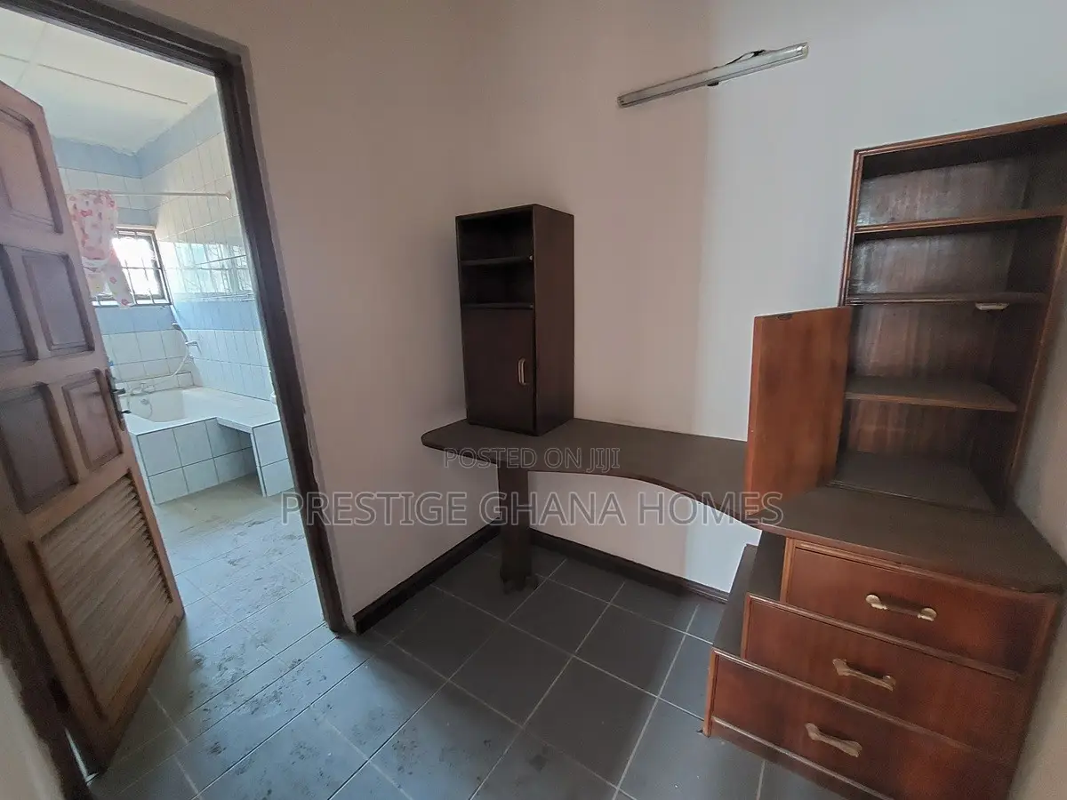 6bdrm Mansion in Nyanmekye for rent