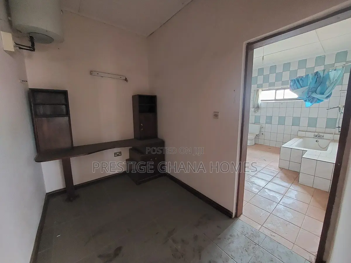 6bdrm Mansion in Nyanmekye for rent