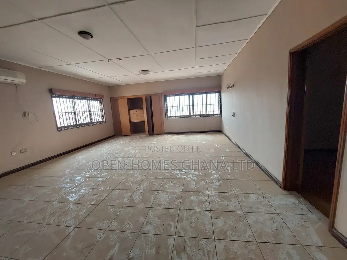 6bdrm Mansion in Nyanmekye for rent