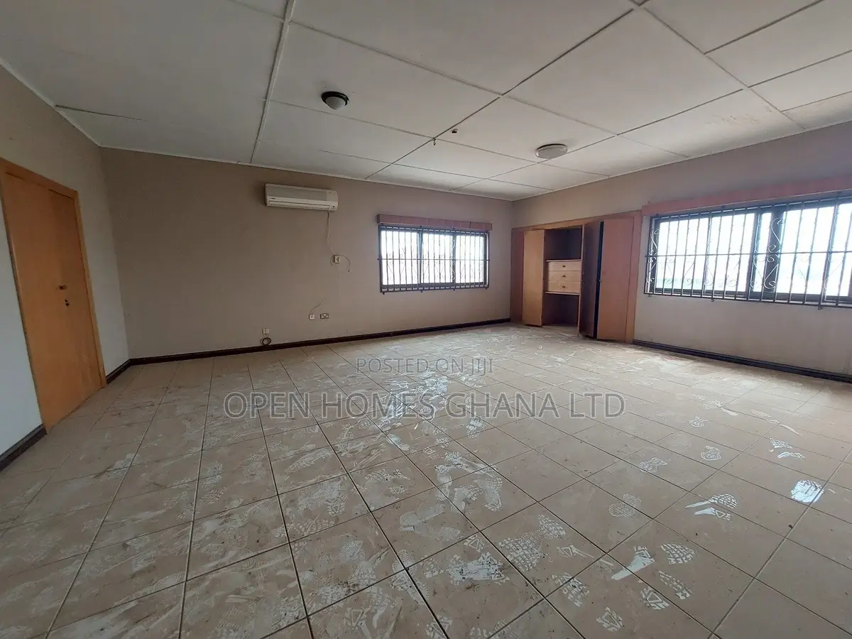 6bdrm Mansion in Nyanmekye for rent
