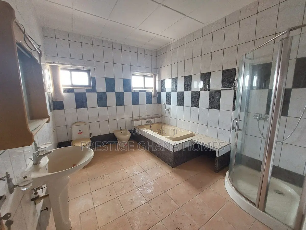 6bdrm Mansion in Nyanmekye for rent
