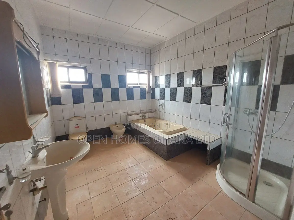 6bdrm Mansion in Nyanmekye for rent