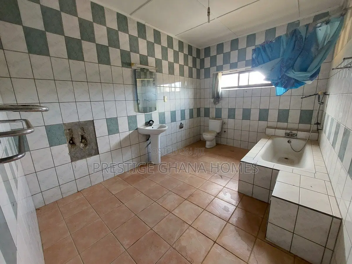 6bdrm Mansion in Nyanmekye for rent