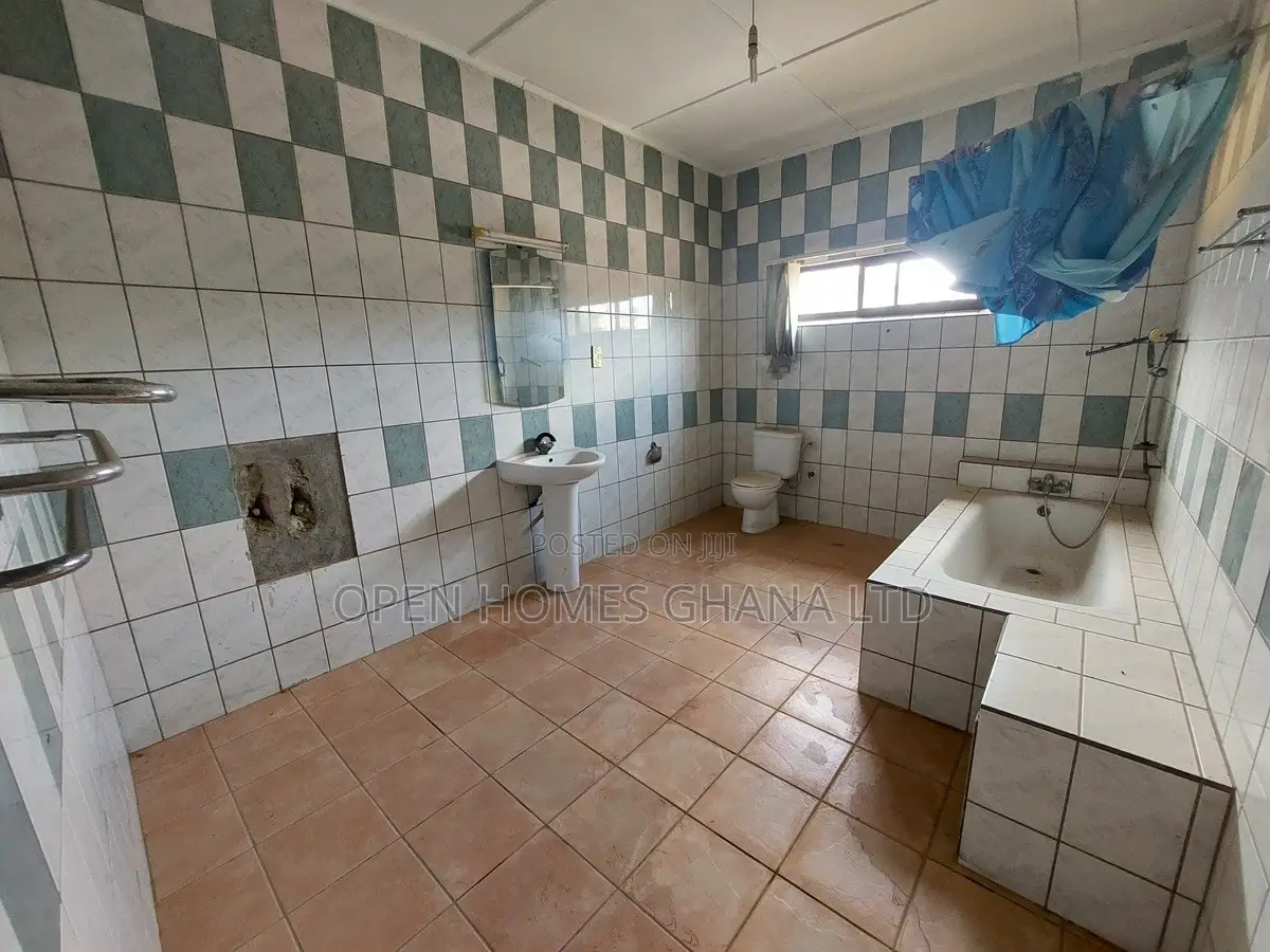 6bdrm Mansion in Nyanmekye for rent