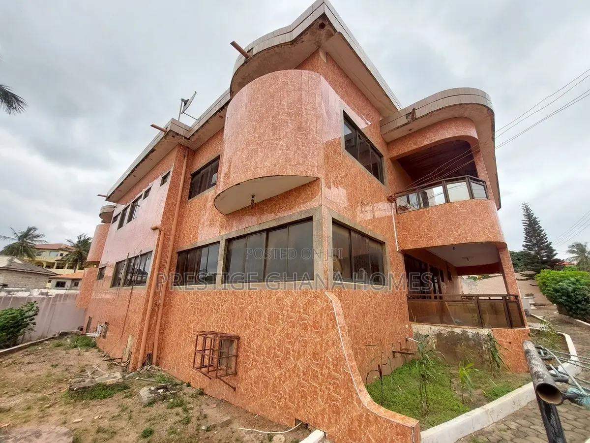 6bdrm Mansion in Nyanmekye for rent