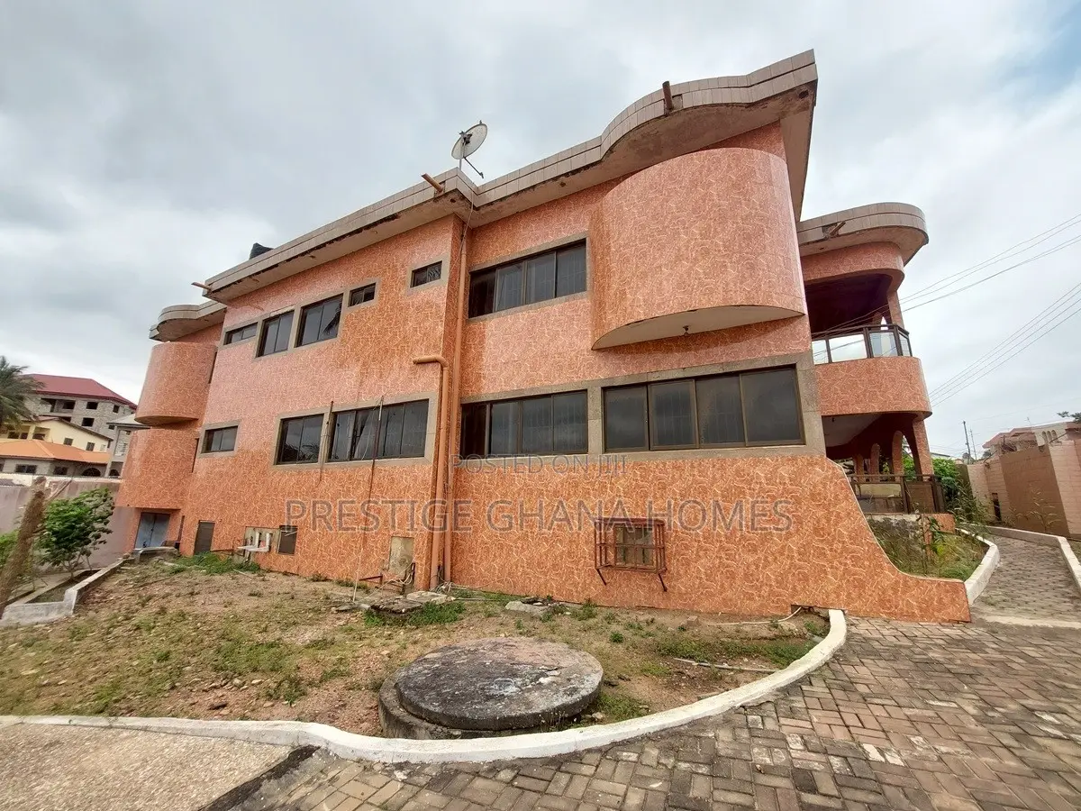 6bdrm Mansion in Nyanmekye for rent