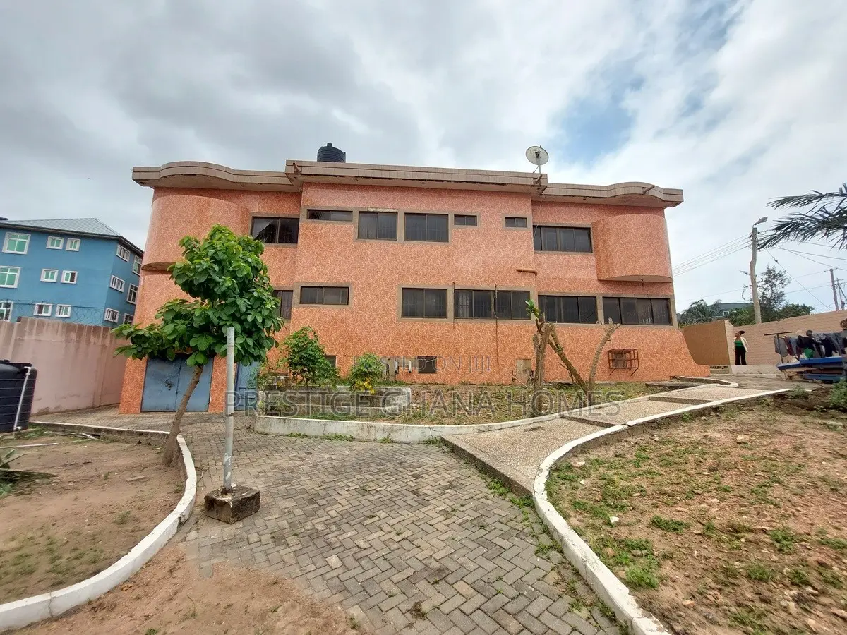 6bdrm Mansion in Nyanmekye for rent