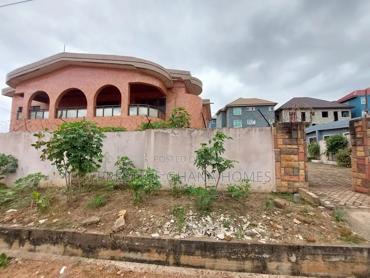 6bdrm Mansion in Nyanmekye for rent