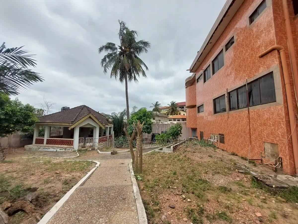 6bdrm Mansion in Nyanmekye for rent