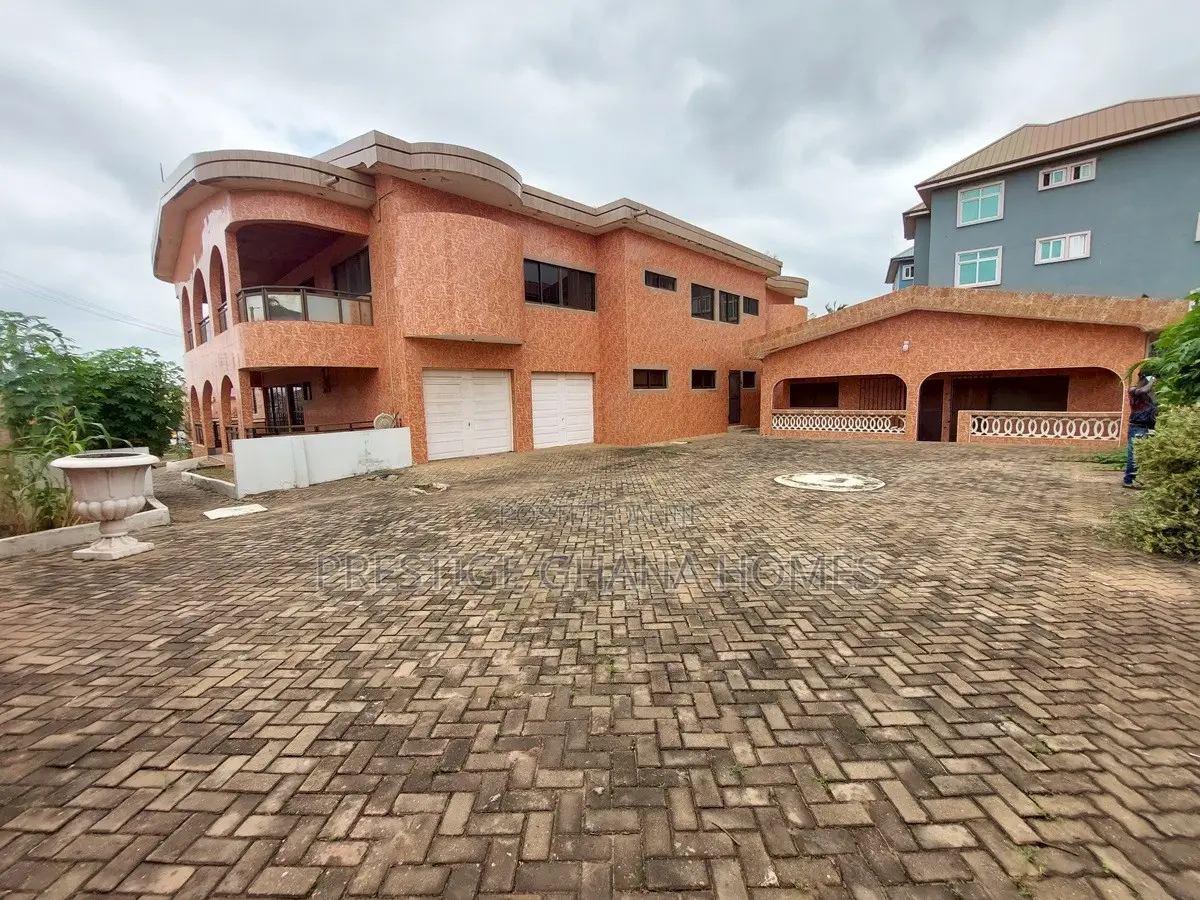 6bdrm Mansion in Nyanmekye for rent