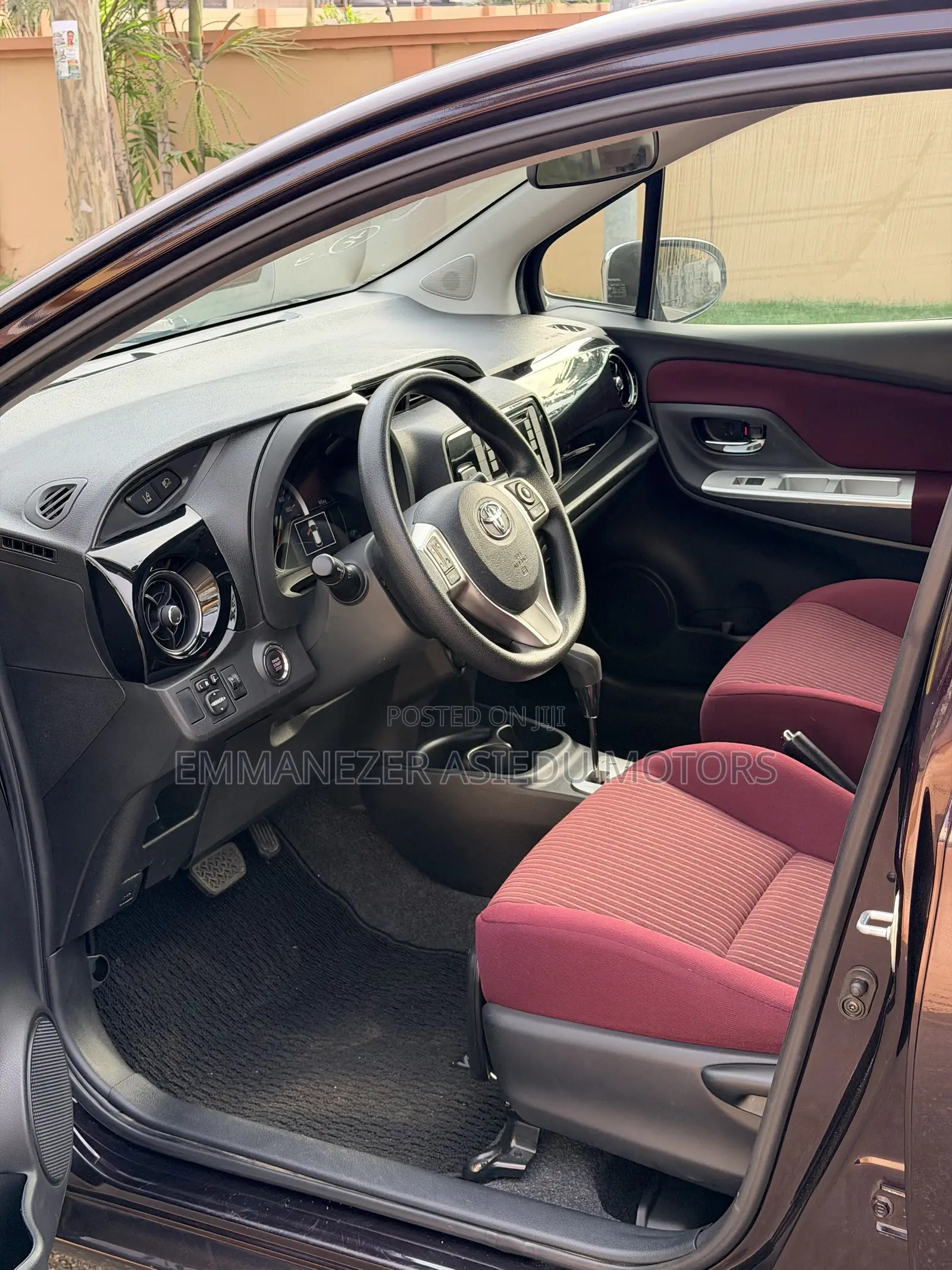 Toyota Vitz 1.3 FWD 5dr 2016 Purple
