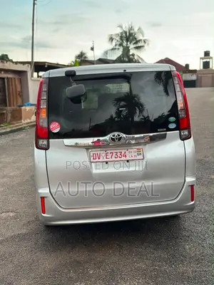 Toyota Noah 2.0 FWD (7 Seater) 2015 Silver