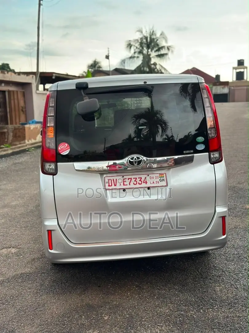 Toyota Noah 2.0 FWD (7 Seater) 2015 Silver