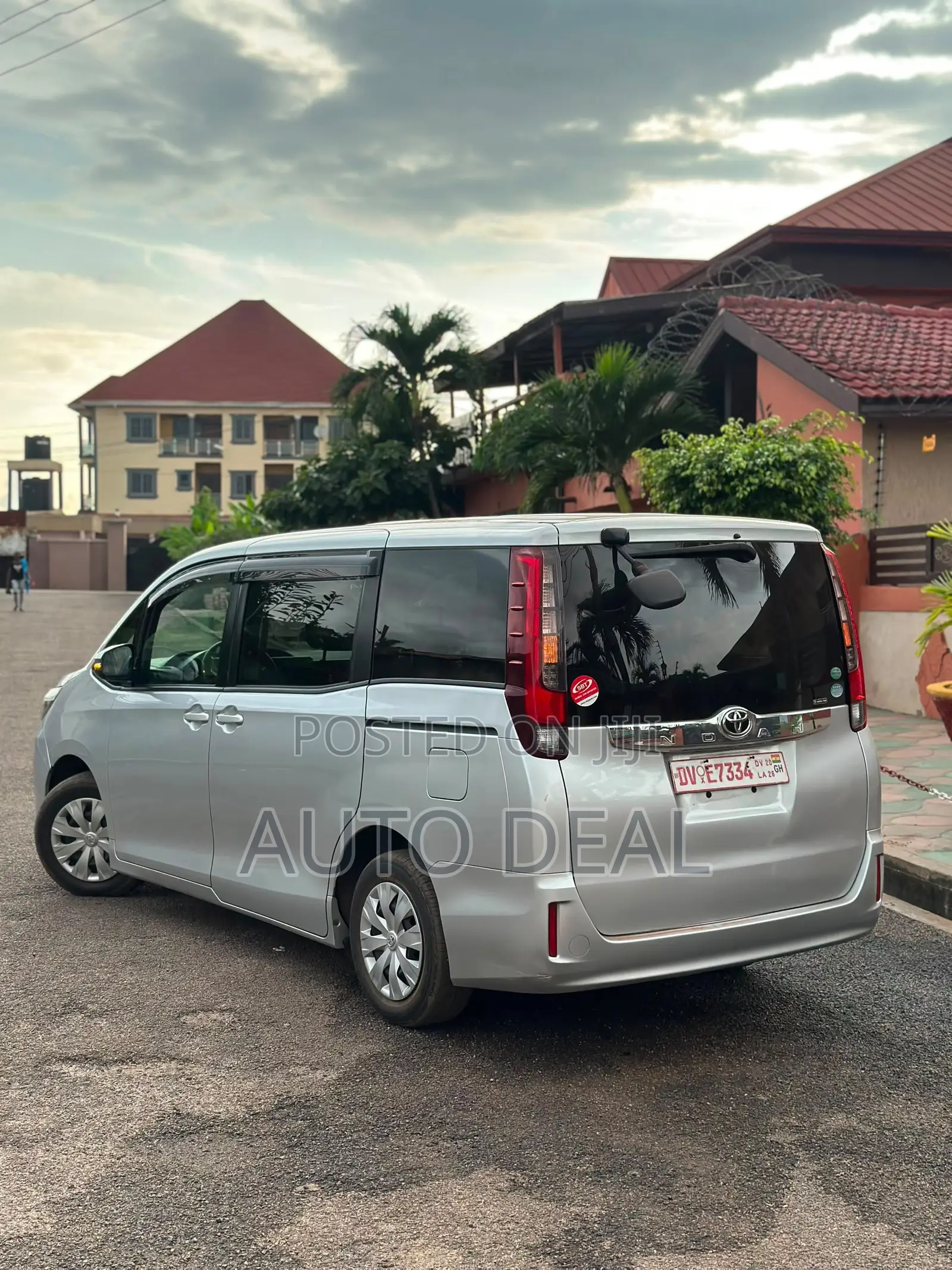 Toyota Noah 2.0 FWD (7 Seater) 2015 Silver