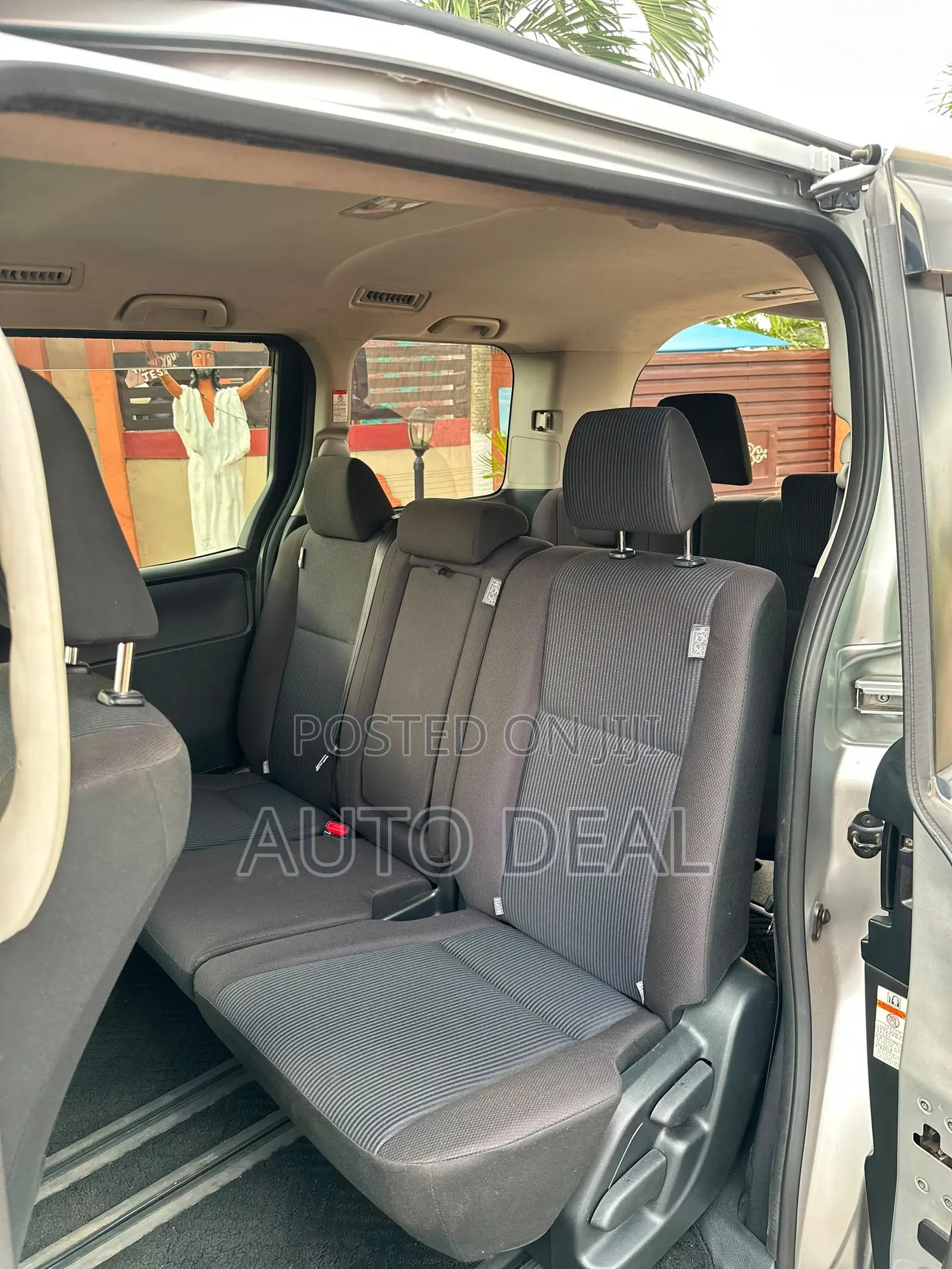 Toyota Noah 2.0 FWD (7 Seater) 2015 Silver