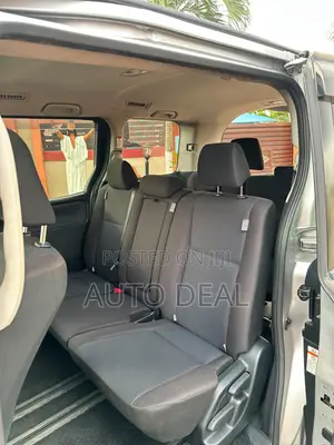 Toyota Noah 2.0 FWD (7 Seater) 2015 Silver