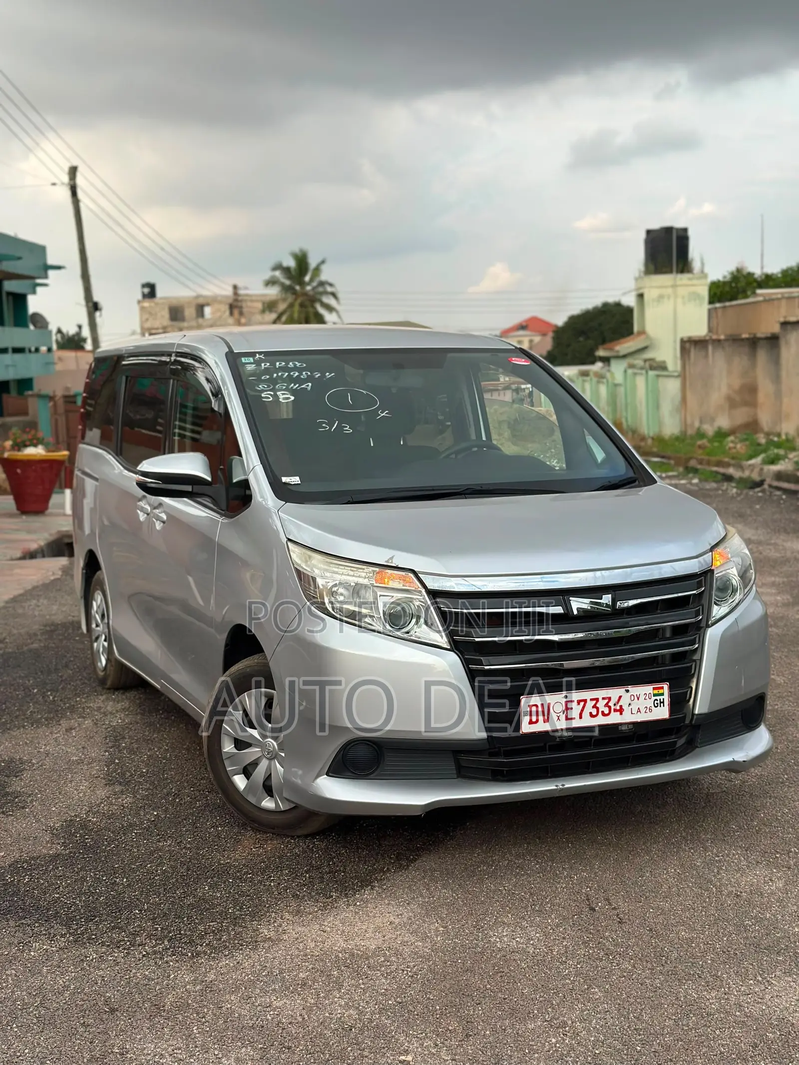 Toyota Noah 2.0 FWD (7 Seater) 2015 Silver