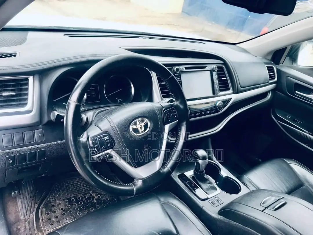 Toyota Highlander XLE V6 4x2 (3.5L 6cyl 6A) 2016 White