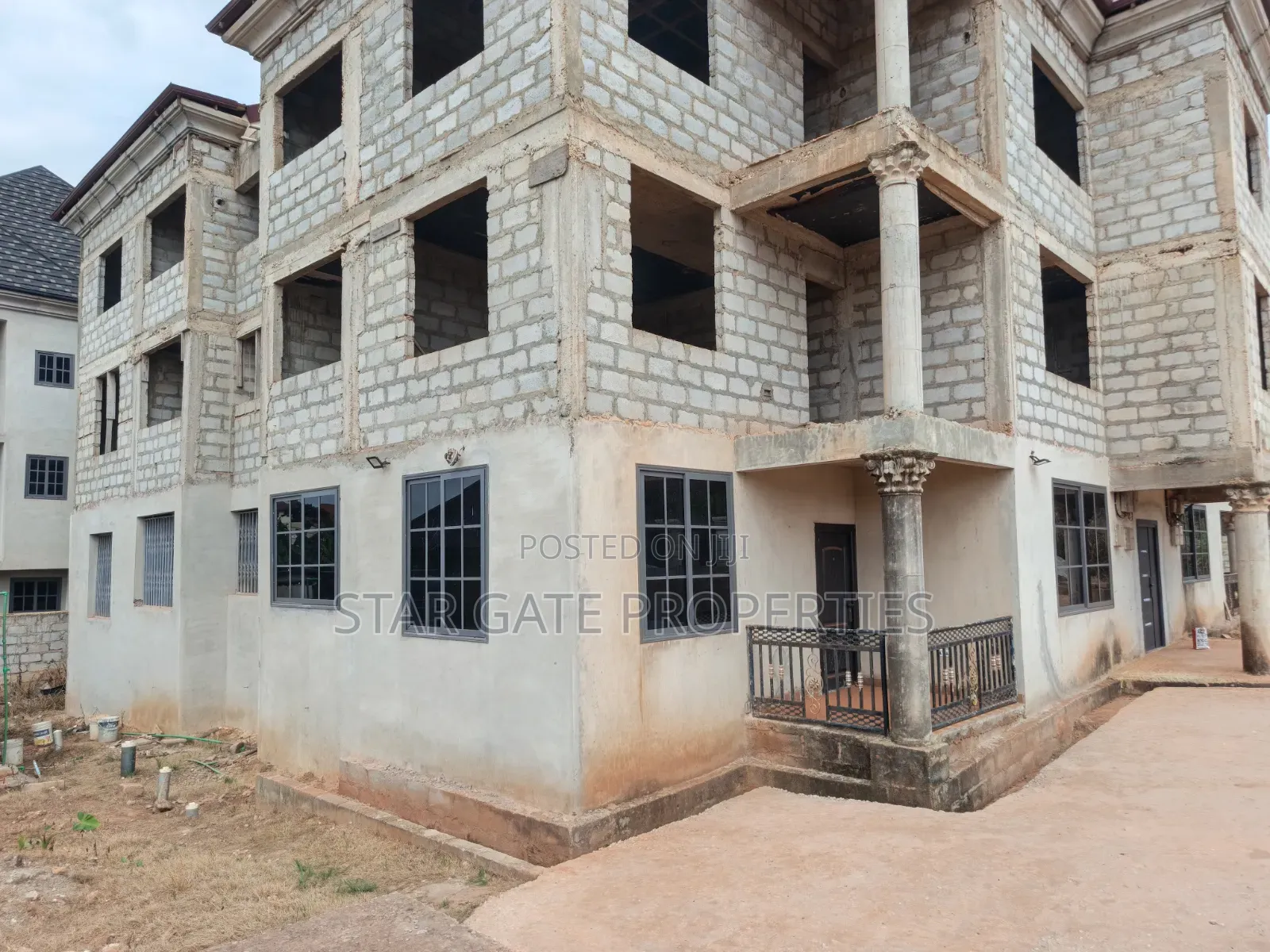 12bdrm Apartment in Ajamasu, On Santasi, Kumasi Metropolitan for sale