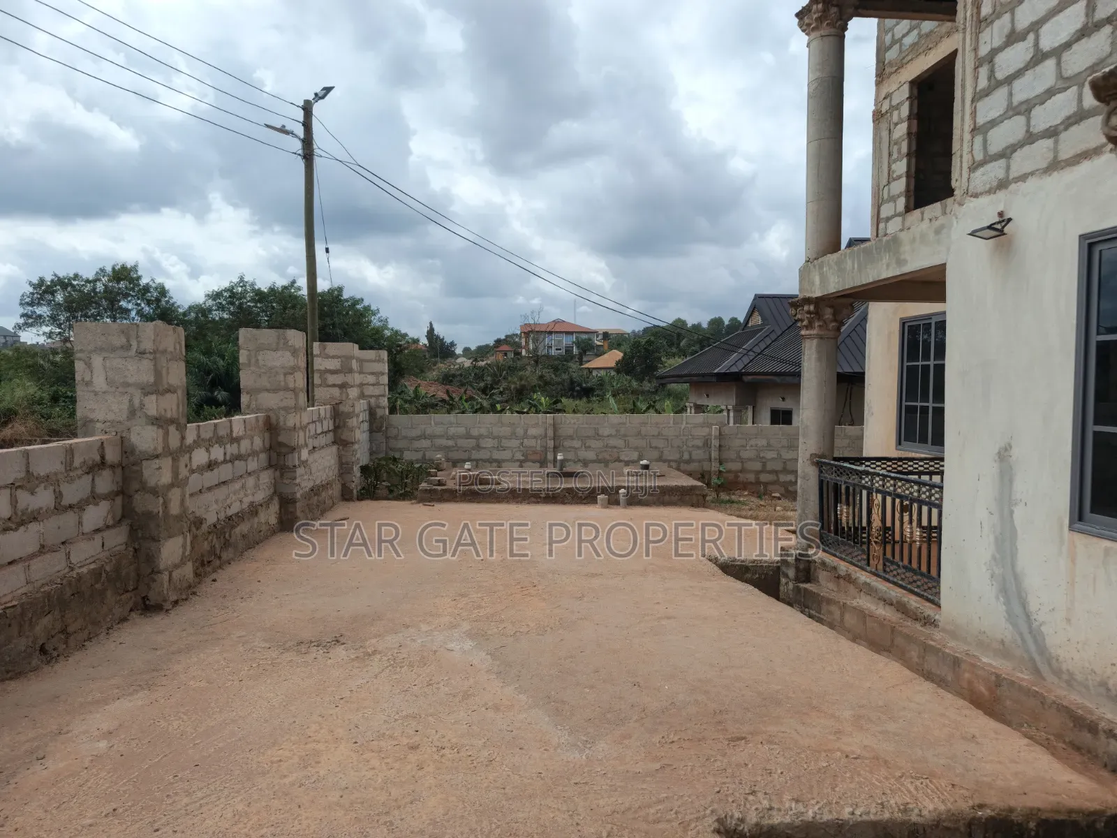 12bdrm Apartment in Ajamasu, On Santasi, Kumasi Metropolitan for sale