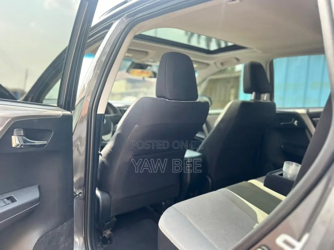 Toyota RAV4 XLE 4dr SUV AWD (2.5L 4cyl 6A) 2018 Gray