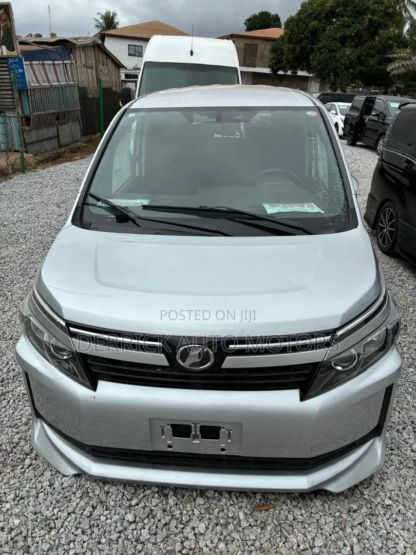 Toyota Voxy 2015 Silver