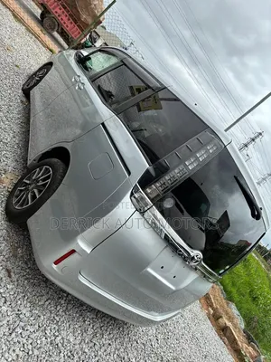 Toyota Voxy 2015 Silver