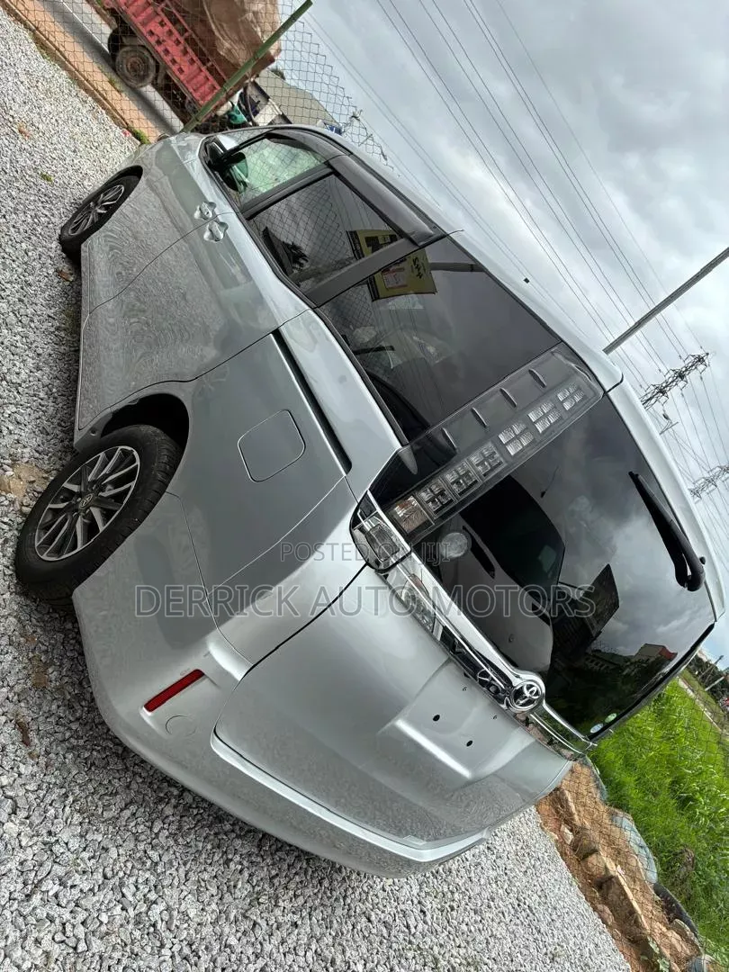 Toyota Voxy 2015 Silver