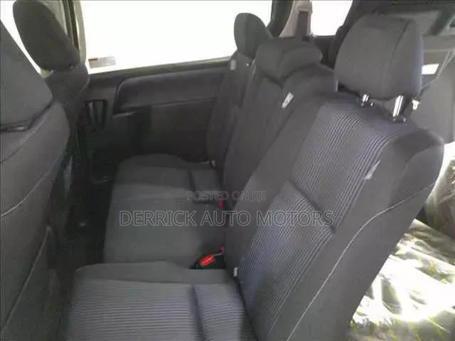 Toyota Voxy 2015 Silver