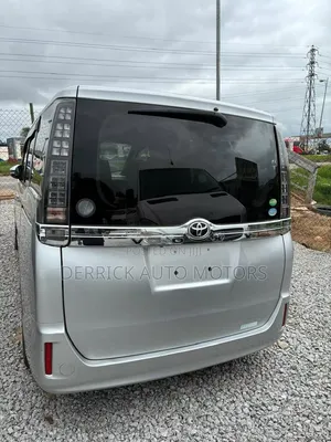 Toyota Voxy 2015 Silver