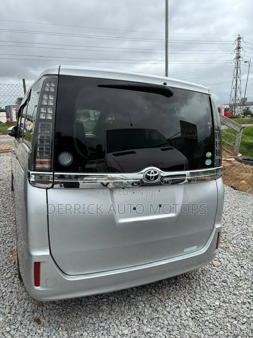 Toyota Voxy 2015 Silver