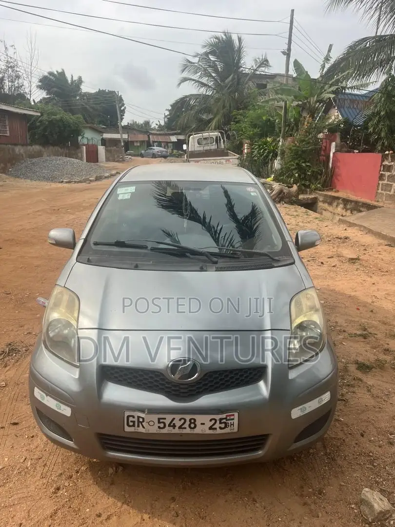 Toyota Vitz 1.3 FWD 3dr 2010 Gray
