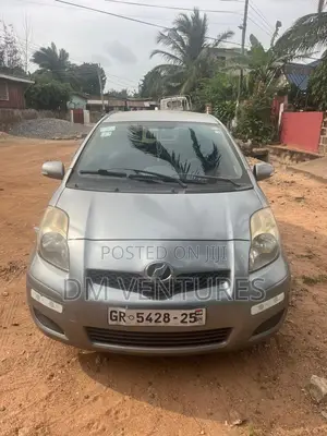 Toyota Vitz 1.3 FWD 3dr 2010 Gray