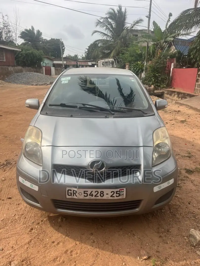 Toyota Vitz 1.3 FWD 3dr 2010 Gray