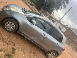 Toyota Vitz 1.3 FWD 3dr 2010 Gray