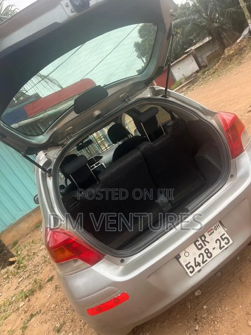 Toyota Vitz 1.3 FWD 3dr 2010 Gray
