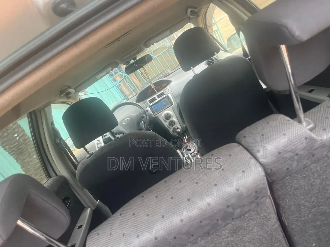 Toyota Vitz 1.3 FWD 3dr 2010 Gray