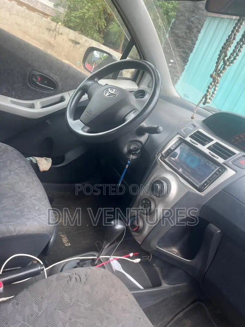 Toyota Vitz 1.3 FWD 3dr 2010 Gray