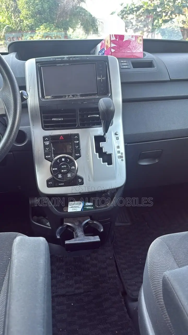 Toyota Voxy V 2WD 7-Seater 2010 Black