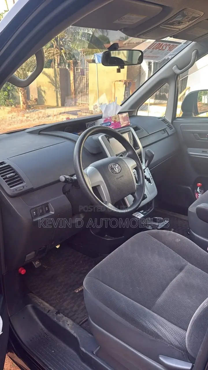 Toyota Voxy V 2WD 7-Seater 2010 Black