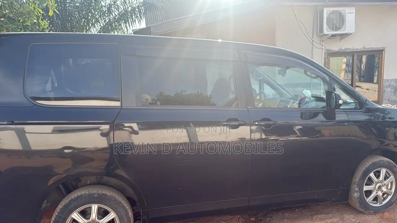 Toyota Voxy V 2WD 7-Seater 2010 Black