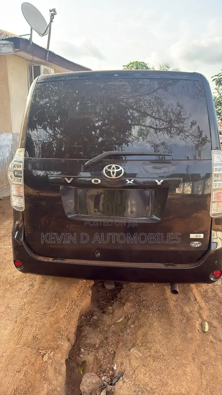 Toyota Voxy V 2WD 7-Seater 2010 Black
