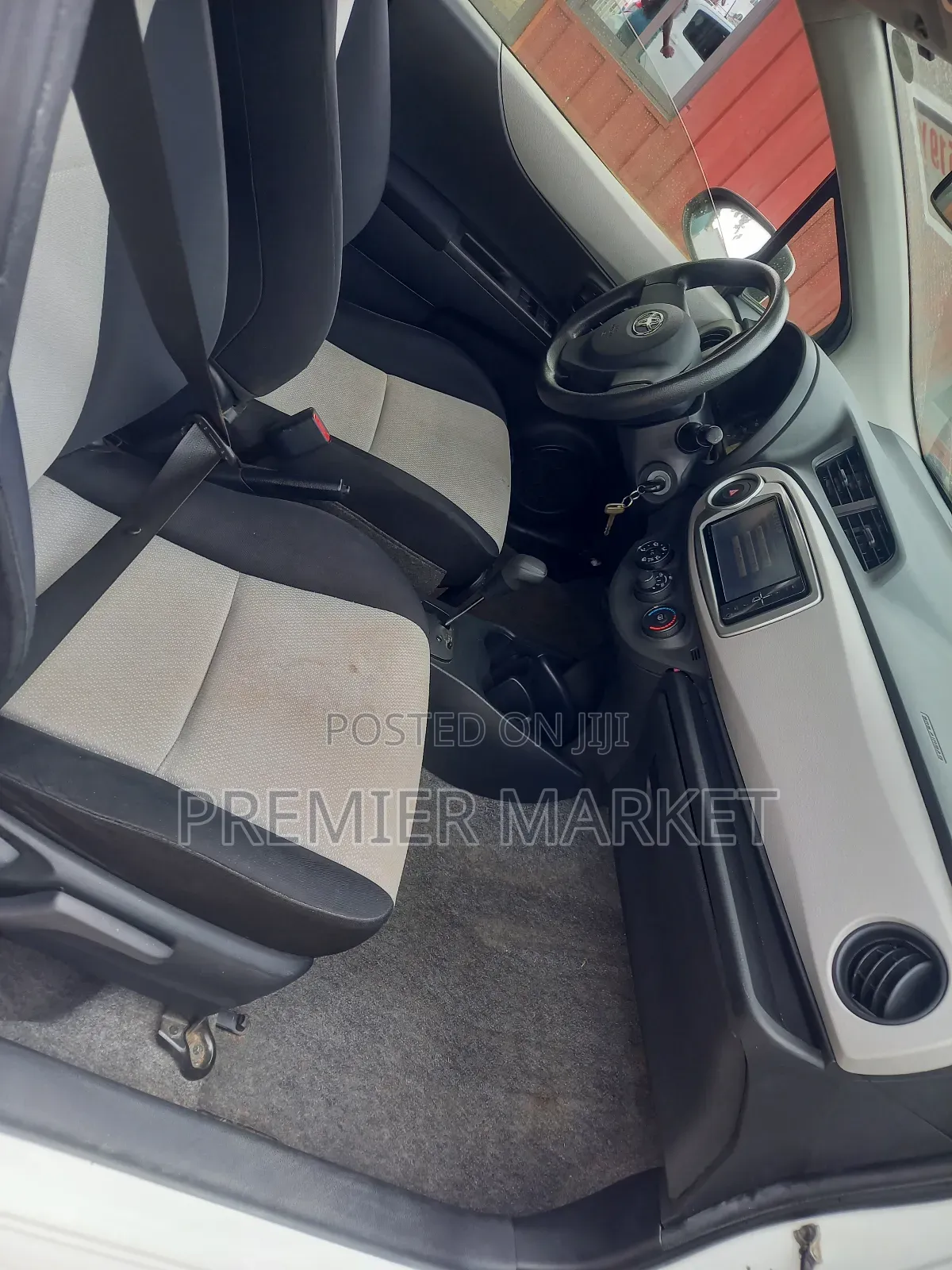 Toyota Vitz 1.3 FWD 5dr 2012 White