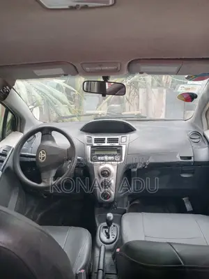 Toyota Vitz 1.0 FWD 5dr 2010 Beige