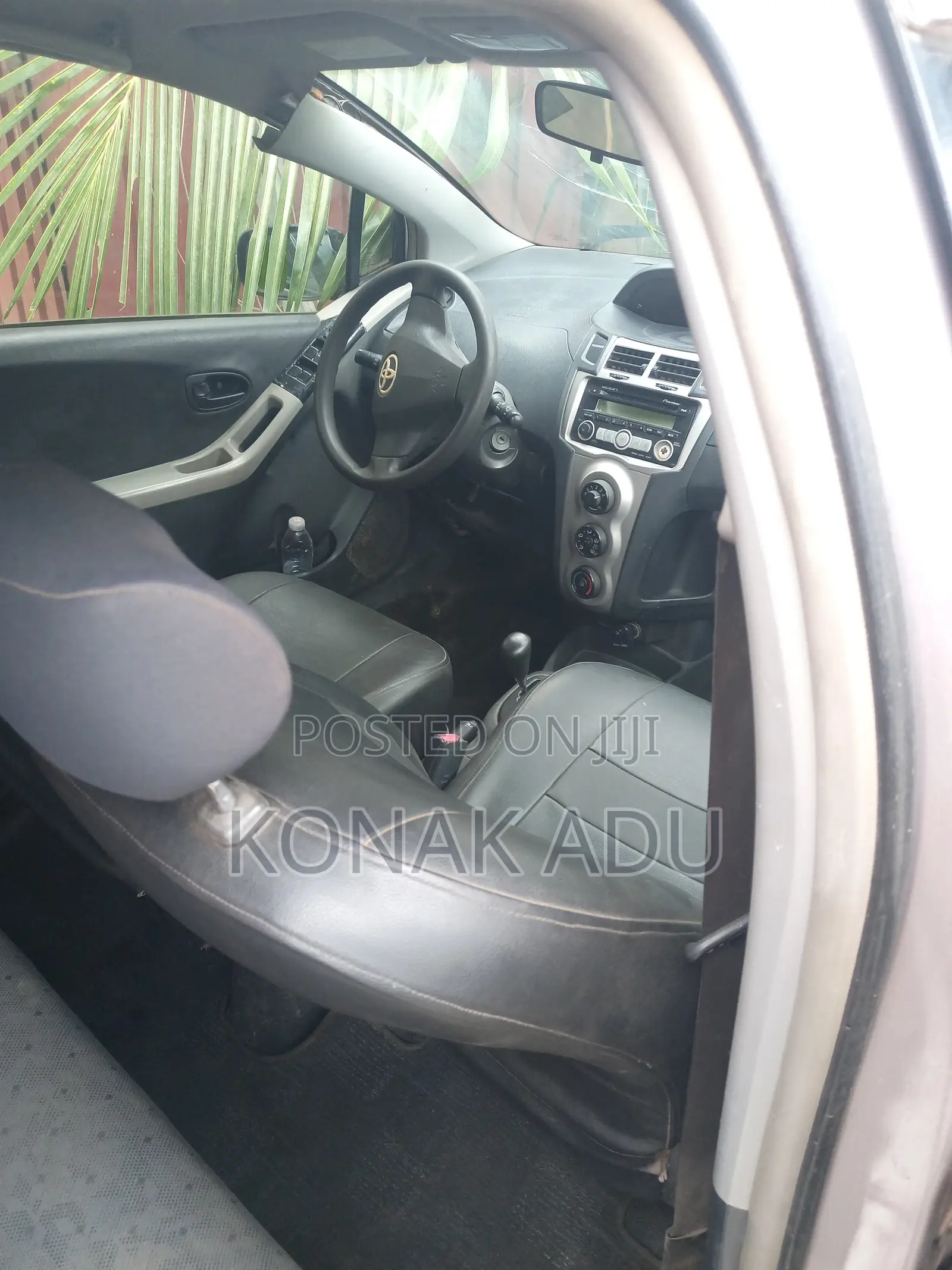 Toyota Vitz 1.0 FWD 5dr 2010 Beige