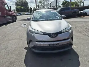 Toyota C-HR XLE FWD Sport Utility (2.0L 4cyl 2AM) 2018 Silver