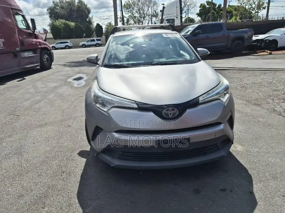 Toyota C-HR XLE FWD Sport Utility (2.0L 4cyl 2AM) 2018 Silver